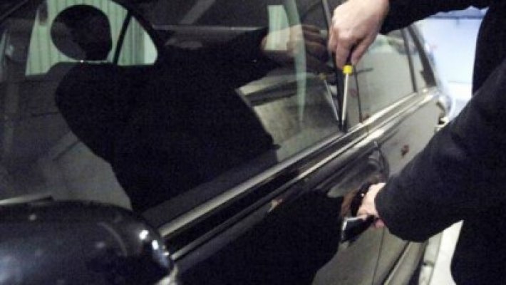Minor reţinut după ce a furat o maşină şi a plecat cu ea la plimbare